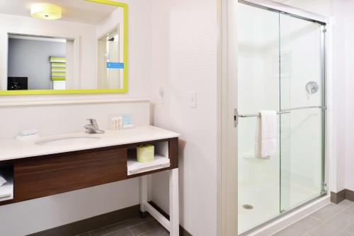 ein Bad mit einem Waschbecken und einer Dusche in der Unterkunft Hampton Inn & Suites Saint Paul Oakdale Woodbury in Woodbury