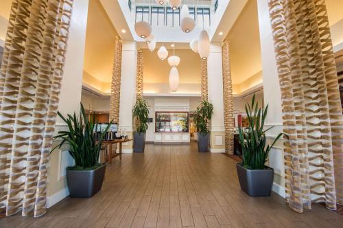 フィッシュキルにあるHilton Garden Inn Fishkillのロビーの鉢植え廊下