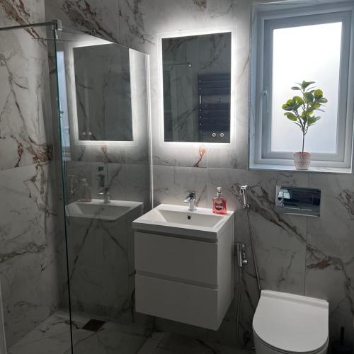 Ένα μπάνιο στο Entire home in Nottingham for family, friends and contractors