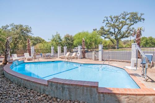 Days Inn & Suites by Wyndham San Antonio North/Stone Oak Image