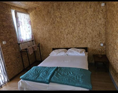 una camera da letto con un letto e una finestra di Camp Miroc water 