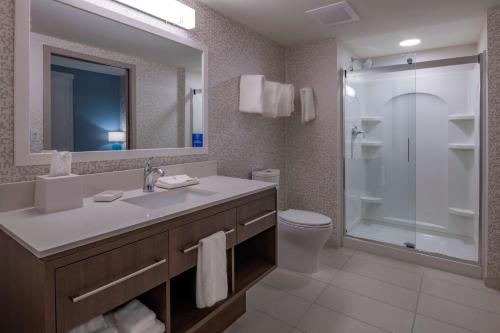 ein Bad mit einem Waschbecken, einer Dusche und einem WC in der Unterkunft Home2 Suites By Hilton Wayne, NJ in Wayne