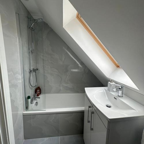 Ένα μπάνιο στο Entire home in Nottingham for family, friends and contractors