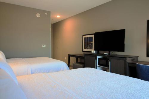 Μια τηλεόραση ή/και κέντρο ψυχαγωγίας στο Hampton Inn West Plains