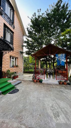 Gallery image of Dato's GuestHouse in Makhinjauri