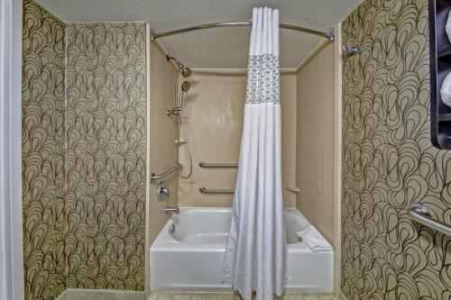 y baño con bañera y cortina de ducha. en Hampton Inn Tullahoma, en Tullahoma