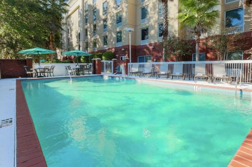 uma grande piscina com água azul num edifício em Hampton Inn & Suites Tallahassee I-10-Thomasville Road em Tallahassee