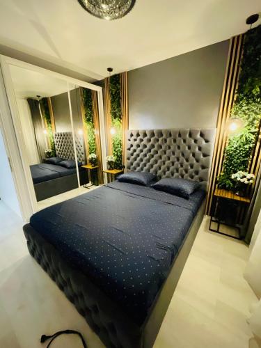 a bedroom with a large black bed in a room at Aici te simți ca acasa 2 in Iaşi