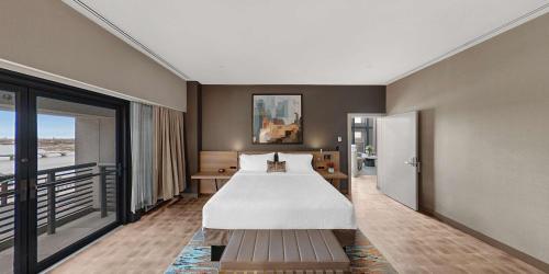 托萊多的住宿－托萊多雷迪森公園酒店，酒店客房设有一张床和一个阳台。