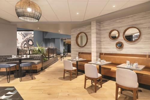 Χώρος καθιστικού στο DoubleTree by Hilton Tampa Rocky Point Waterfront