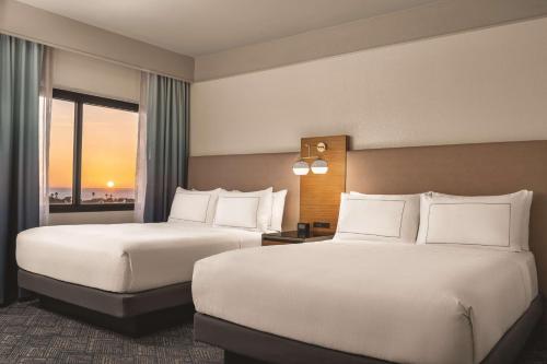 Ένα ή περισσότερα κρεβάτια σε δωμάτιο στο DoubleTree by Hilton Tampa Rocky Point Waterfront