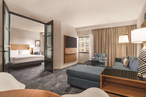 una camera d'albergo con divano e letto di DoubleTree by Hilton Tampa Rocky Point Waterfront a Tampa