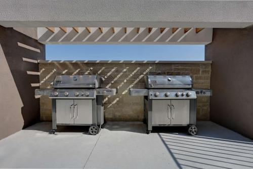 a patio with two burners and a barbecue at Home2 Suites By Hilton Temple in Temple