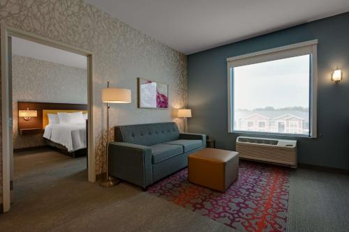 pokój hotelowy z kanapą, łóżkiem i oknem w obiekcie Home2 Suites By Hilton Temple w mieście Temple