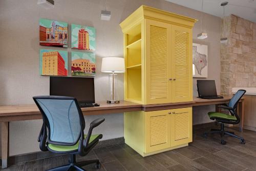an office with a yellow desk and two chairs at Home2 Suites By Hilton Temple in Temple
