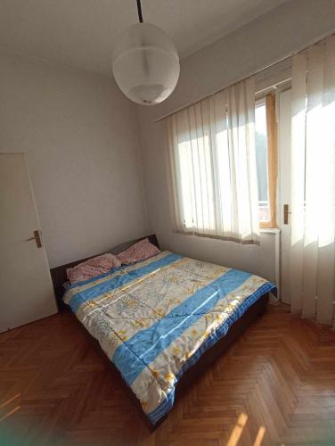 una camera con un letto nell'angolo di una stanza di Apartments Emir a Kiseljak