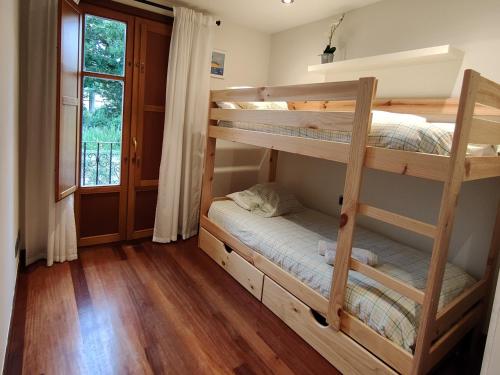 Pokój z łóżkiem piętrowym i 2 łóżkami piętrowymi w obiekcie Casa w mieście Artea