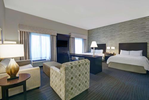 Habitación de hotel con cama y sofá en Hampton Inn and Suites Robbinsville, en Robbinsville