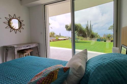 une chambre avec un lit et une grande fenêtre dans l'établissement Magnificent panoramic sea view!, à Saint-Peïre-sur-Mer