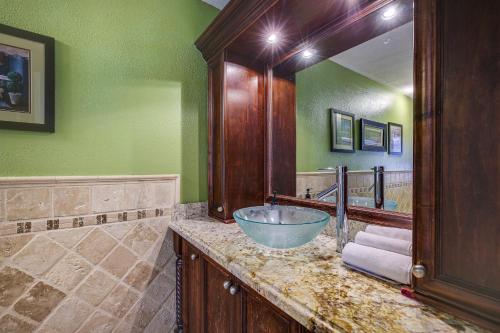 a bathroom with a bowl sink and a mirror at Coral Springs Home with Proximity to Golf and Beaches! in Coral Springs