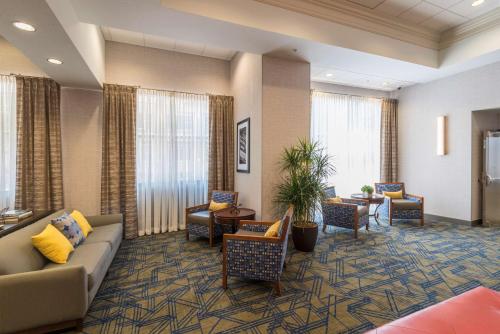 Posezení v ubytování Hampton Inn & Suites Tulsa Downtown, Ok