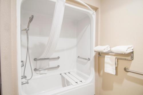 Ένα μπάνιο στο Days Inn & Suites by Wyndham San Antonio North/Stone Oak