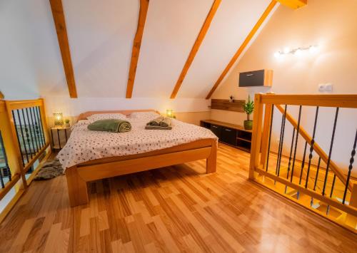 een slaapkamer met een bed op zolder bij Villa VINEYARD in Velika Nedelja