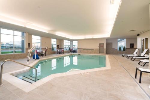 uma grande piscina num quarto de hotel em Homewood Suites By Hilton Tulsa Catoosa em Catoosa