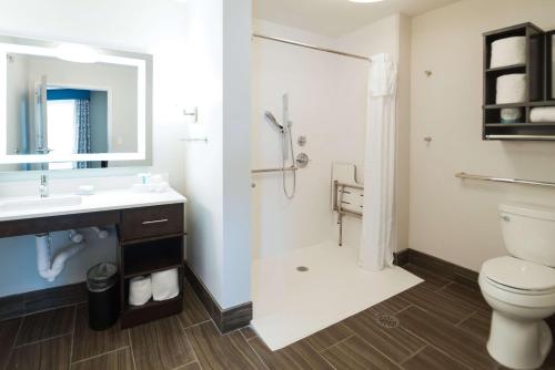 W łazience znajduje się toaleta, umywalka i prysznic. w obiekcie Homewood Suites By Hilton Tulsa Catoosa w mieście Catoosa