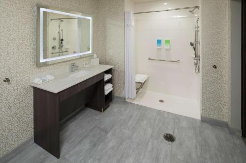 y baño con lavabo y ducha. en Home2 Suites by Hilton Owasso, en Owasso