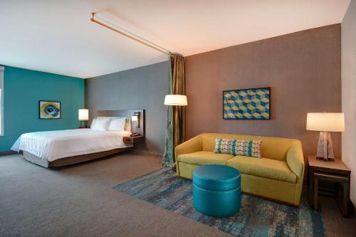 pokój hotelowy z łóżkiem i kanapą w obiekcie Home2 Suites By Hilton Tucson Downtown w mieście Tucson