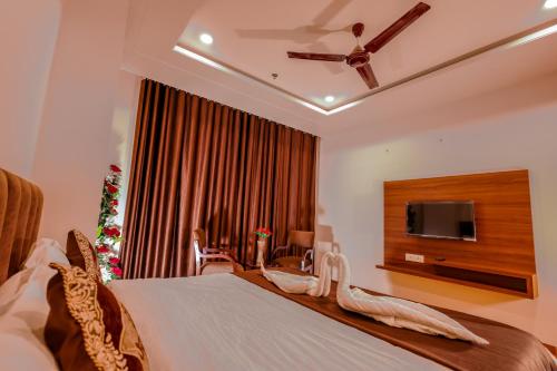 sypialnia z dużym łóżkiem z telewizorem w obiekcie Hotel Lalita Palace w mieście Dżajpur