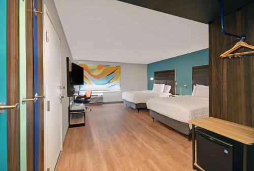 um quarto de hotel com duas camas e uma televisão em Tru By Hilton Gaylord, Mi em Gaylord