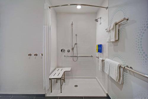 uma casa de banho branca com um chuveiro e um lavatório. em Tru By Hilton Gaylord, Mi em Gaylord