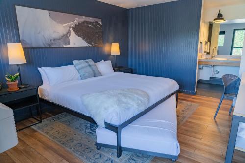 a bedroom with a large white bed in a room at Gravity Haus Winter Park in Winter Park