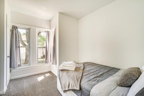 Charming Glens Falls Retreat Near Downtown! في غلينز فولز: غرفة نوم بيضاء بها سرير ونافذة