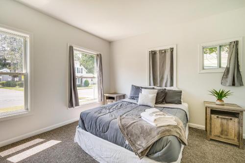 Llit o llits en una habitació de Charming Glens Falls Retreat Near Downtown!