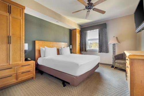 - une chambre avec un grand lit blanc et une fenêtre dans l'établissement Hilton Vacation Club Lake Tahoe Resort South, à South Lake Tahoe