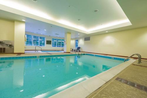 una gran piscina en una habitación de hotel en Hampton Inn & Suites - Vicksburg, en Vicksburg