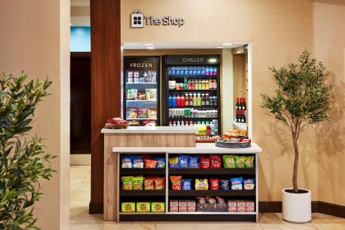 a store with a display case with food and drinks at Hilton Garden Inn Valencia Six Flags in Valencia