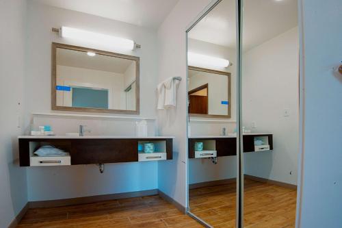 een badkamer met een douche en een spiegel bij Hampton Inn & Suites Mary Esther-Fort Walton Beach, Fl in Mary Esther