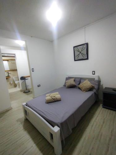 um quarto com uma cama grande num quarto em Apartamento Sevilla, Valle del Cauca em Sevilla