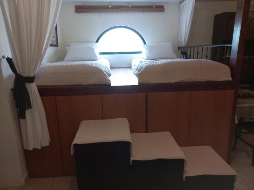 Postel nebo postele na pokoji v ubytování Arhontiko Kastelorizia