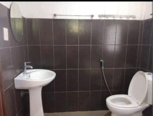 uma casa de banho com um WC e um lavatório em Antipolo Cabin Getaway em Antipolo