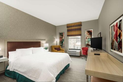 una camera d'albergo con letto e TV di Hampton Inn Newport a Newport