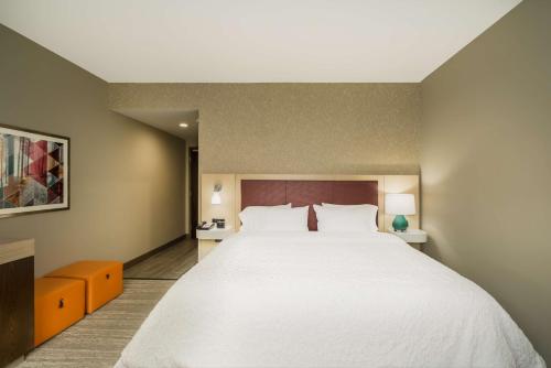Postel nebo postele na pokoji v ubytování Hampton Inn Newport