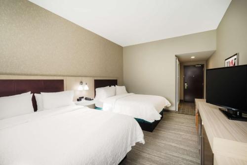 TV a/nebo společenská místnost v ubytování Hampton Inn Newport