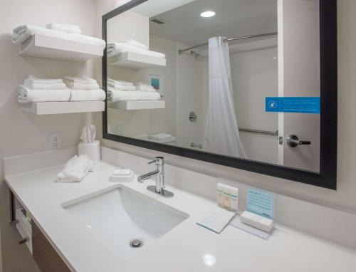 Bilik mandi di Hampton Inn Wooster