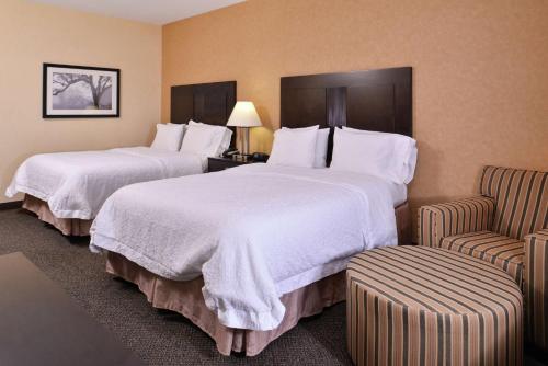 una camera d'albergo con due letti e due sedie di Hampton Inn & Suites Woodward a Woodward