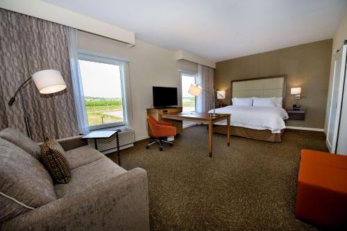 トゥルーロにあるHampton Inn & Suites Truro, NSのベッドとソファ付きのホテルルーム